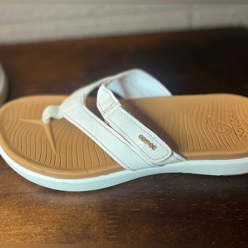 Coface Women's Cream and Tan Sandals